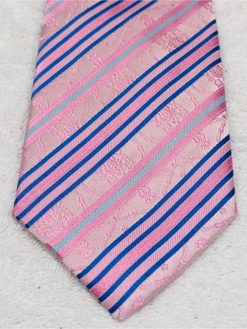 Brand New Stylish Tie By Y & G - Tie Width Is 3 1/2 Inches
